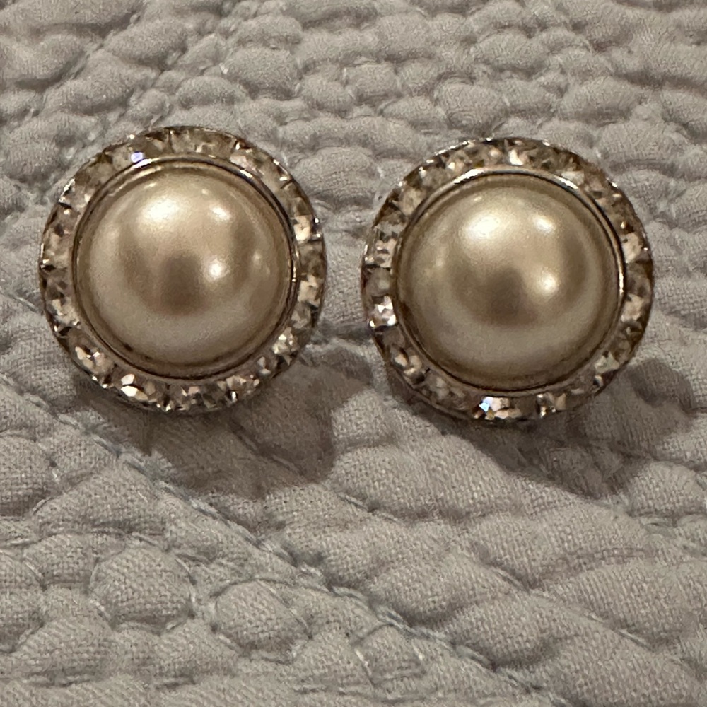 Charming classic rhinestone pearlized center earrings.